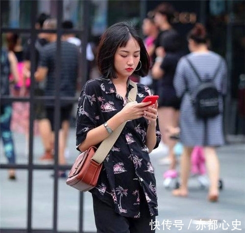  [碎花]街拍：美女碎花上衣配黑色短裤，时尚潮流的穿着，酷范十足