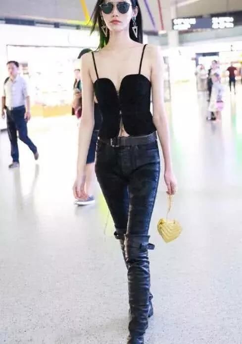 奚梦瑶真厉害，穿吊带却搭了双过膝长靴居然不丑，不愧是超模