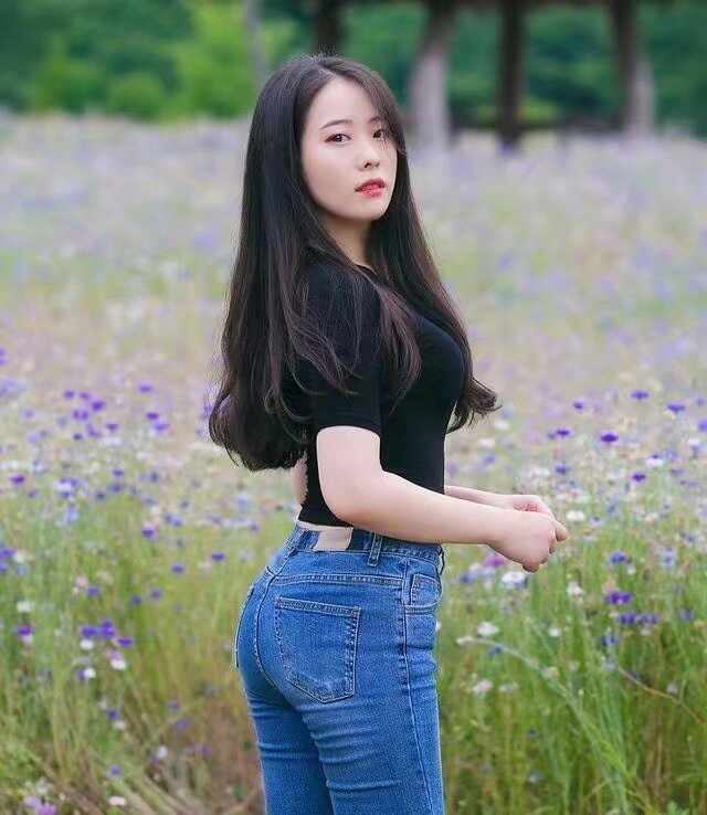 拥有紧致身材的牛仔裤小姐姐，穿出精致美妙的感觉！