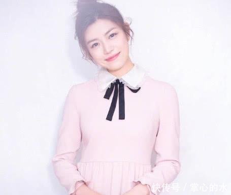 35岁陈妍希穿粉红色裙子，瞬间美出新境界，网友小龙女美回来了