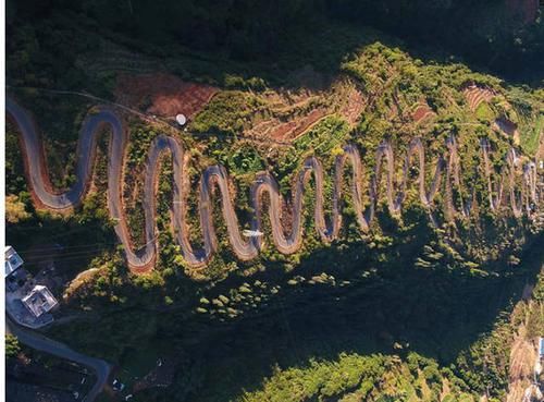  「堪称」云南有条农村公路，仅7公里就有68道弯，堪称世界上最弯的公路！