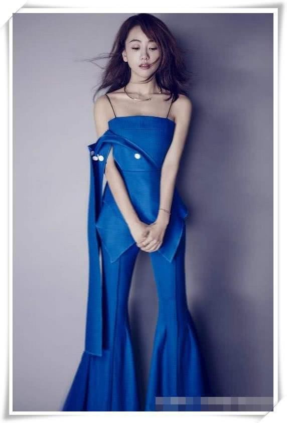 杨蓉厉害呀，西装缝裙子上居然一点不丑，网友：还是不身材好！