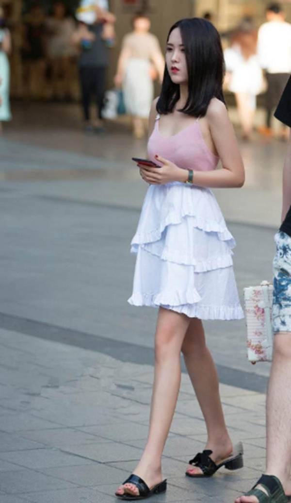 街拍：优美的身段柔美娇俏，骨感的短裙，修长纤细线条着实迷人！