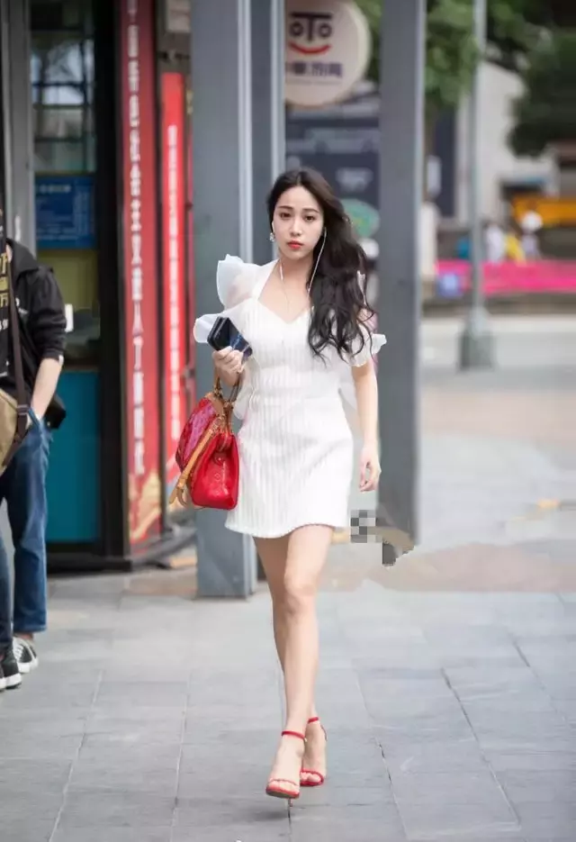 路人街拍，长的好看的女孩都有一个共同的特点，那就是穿的够时尚