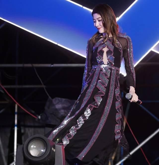 陈慧琳这鞋子绝了！不仅穿上要半个小时，还能逼疯密集恐惧症！