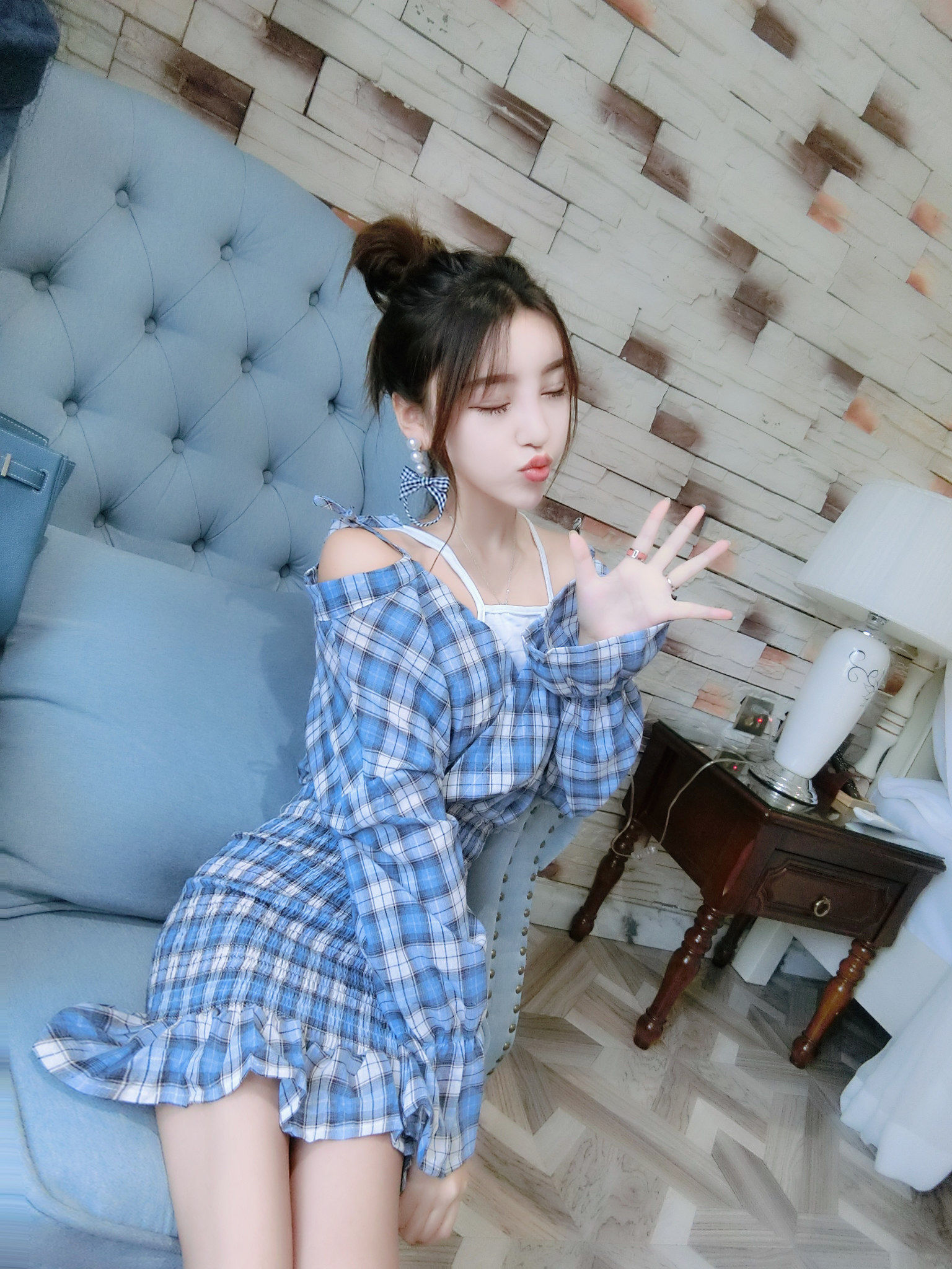 太美了!难怪老婆不穿丝袜,秋季买这样的裙子,竟迷人的移不开眼