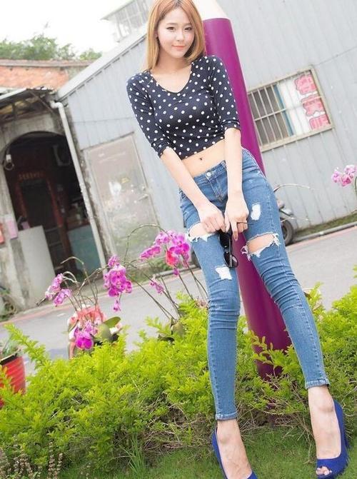 路人街拍，淑女气质的背带休闲牛仔裤小姐姐