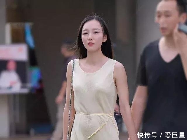  #穿搭#摄影小姐姐一件黄色的紧身背心，无袖的设计突显了好身材