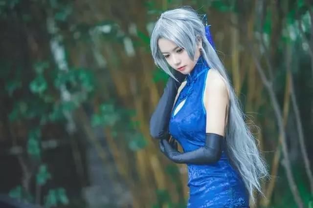 五官精致，紧身旗袍，小姐姐不光模样好，身材也苗条