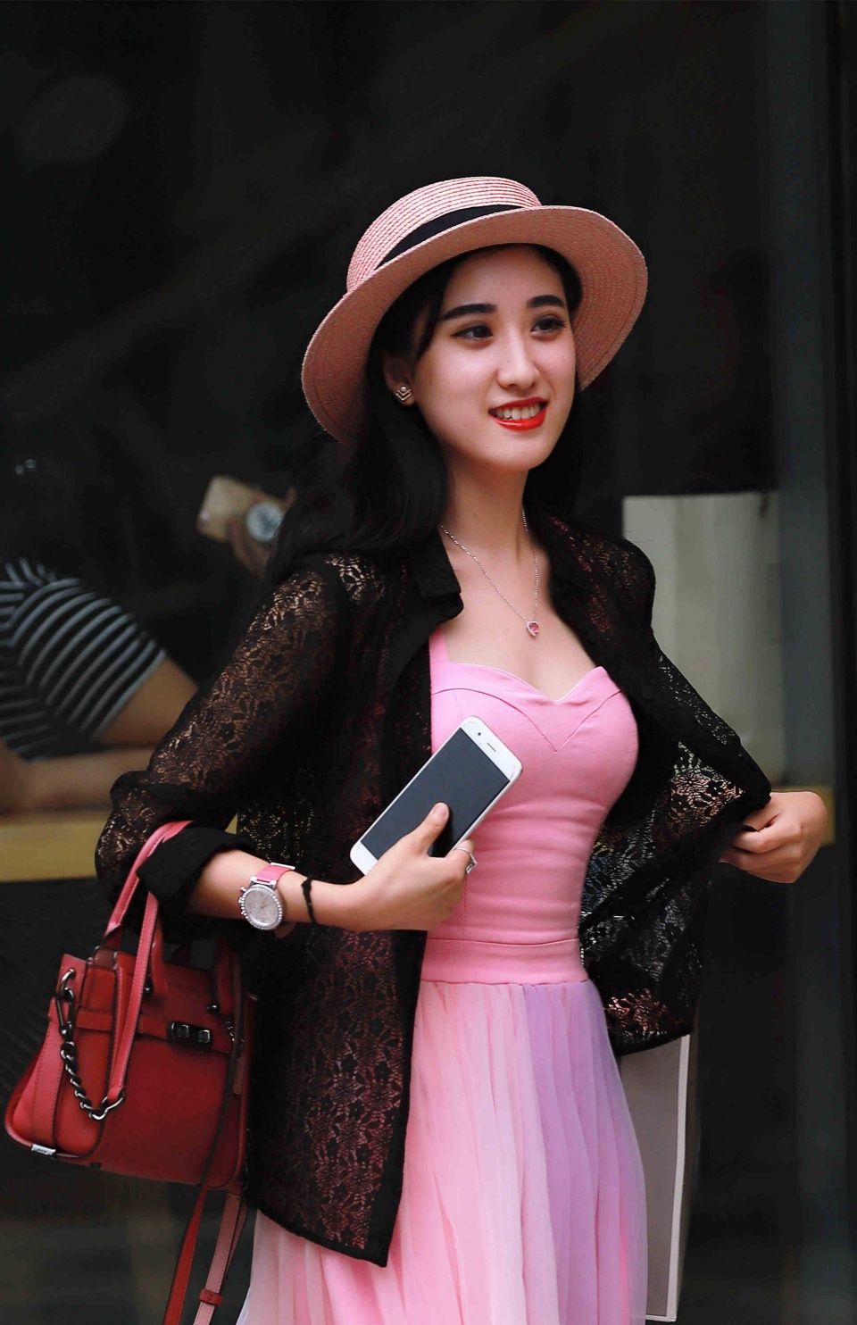 街拍:流行在上个世纪风格的端庄美女现身三里屯,时尚又复古