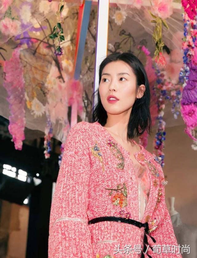 大表姐刘雯把一件普通的碎花裙穿出了仙女感，凭啥她可以?