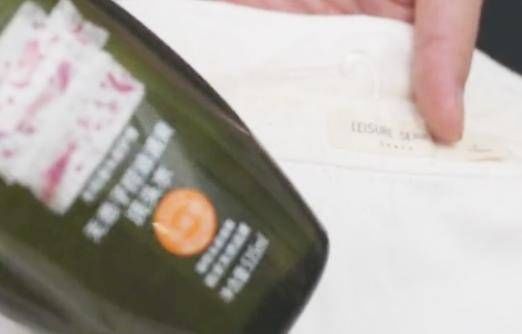  「泛黄」白色衣领泛黄咋洗？拿这个常用物搓一搓，立马洁净没污渍