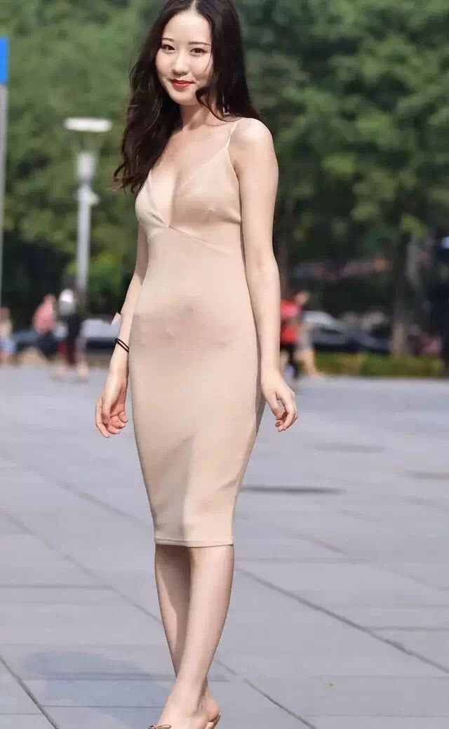 性感街拍丨被“爱”滋润的女人，春风拂面!