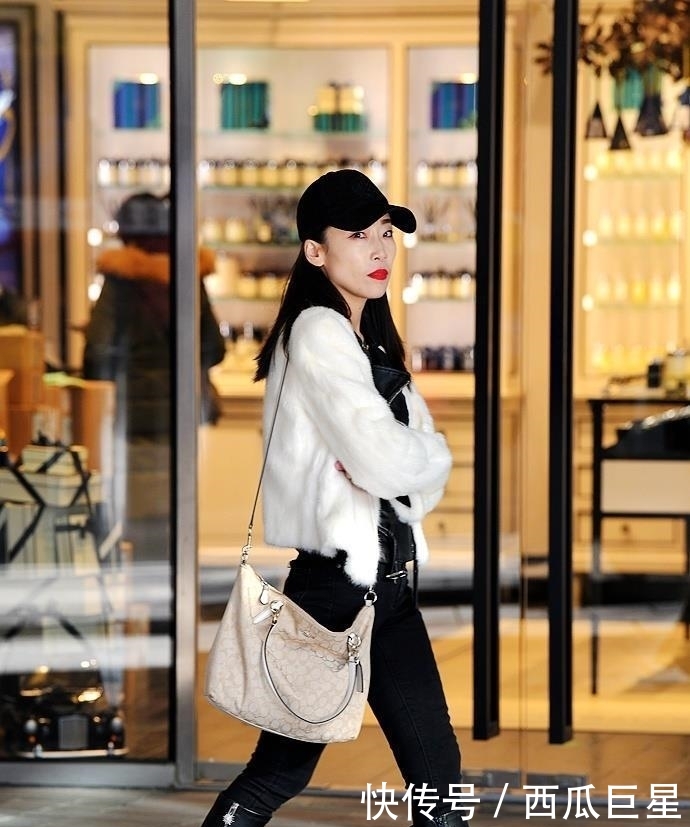  【凸显】街拍：穿真皮高筒靴的美女，更加凸显好衣品