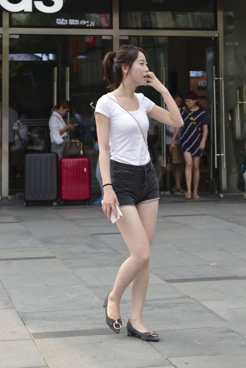 街拍联盟：白嫩丰满身材的热裤美女，很有女人味