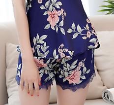 身为人妻的我,在家不穿文胸只穿睡衣,舒适自在又不失性感迷人