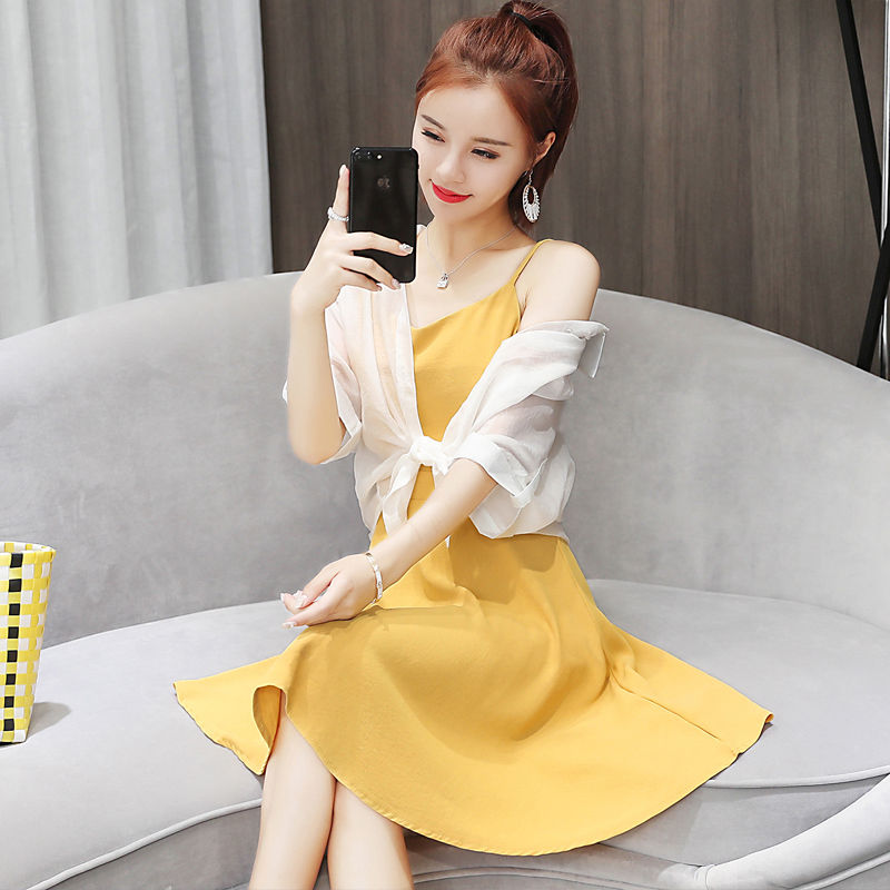 布料越少女人就越爱穿，这种连衣裙简直就是女人的天敌