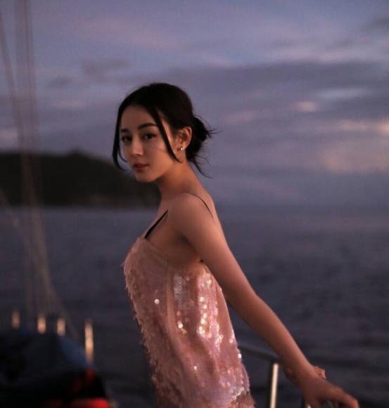 168cm迪丽热巴撞上178cm奚梦瑶，网友长相比身材更重要