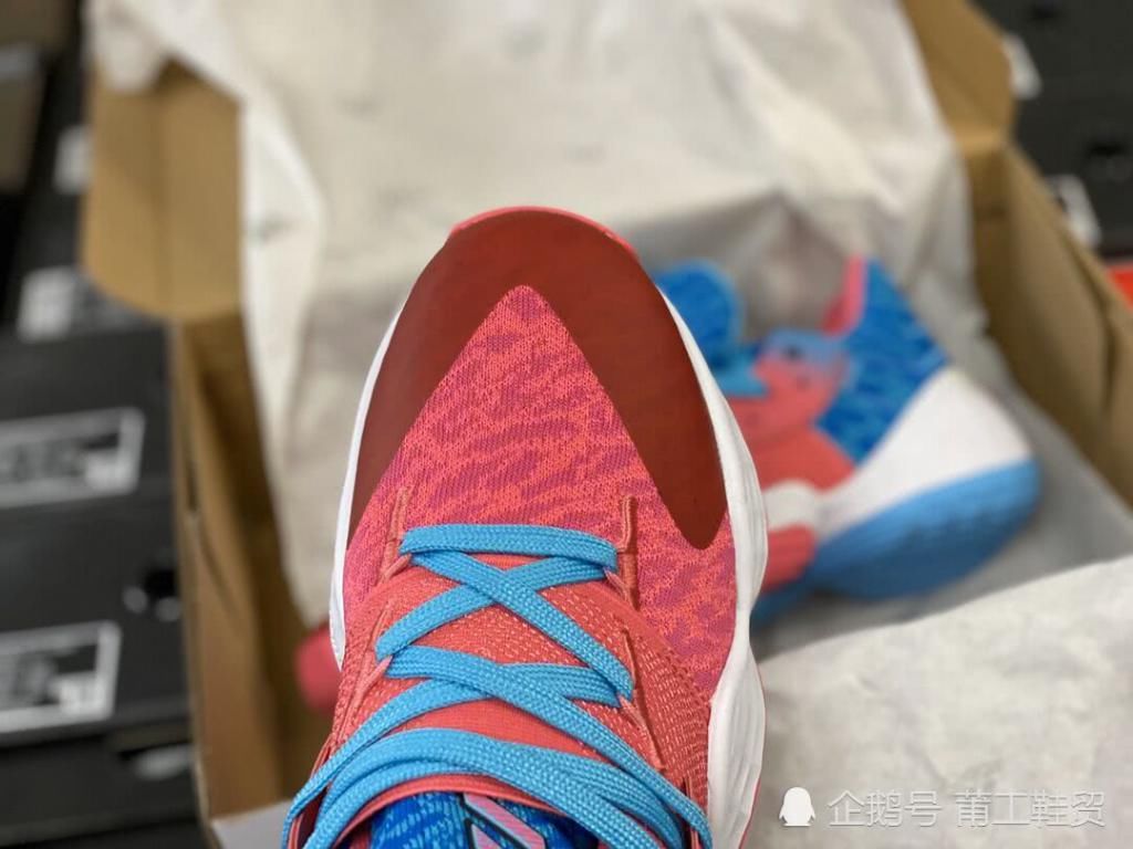  开箱|颜值提升却丢弃了性能，实战还能香吗？阿迪达斯Harden 4粉蓝开箱！