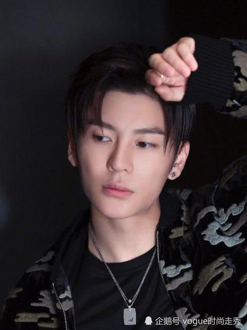 见到理发师还只会说“两边短，中间长”？18年人气男士发型