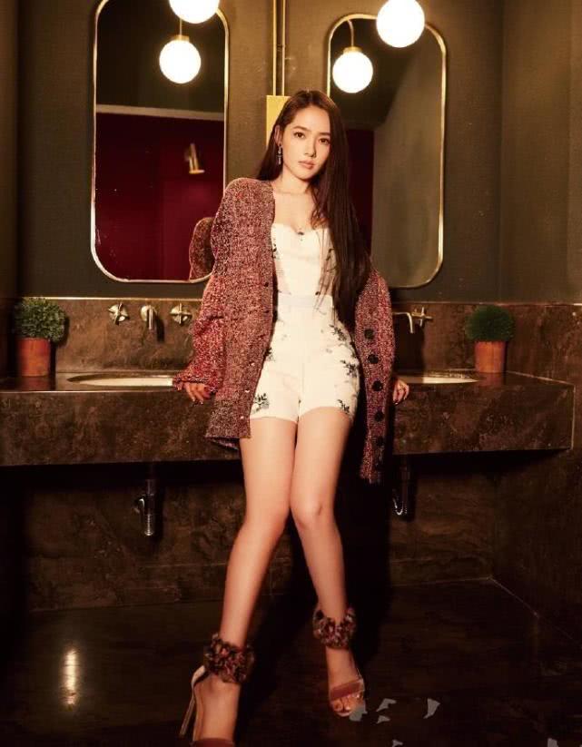 郭碧婷穿包臀裙秀曲线，搭配红上衣也不丑，网友：皮肤真白