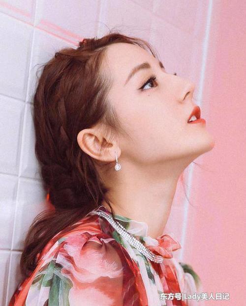 赵薇舒淇迪丽热巴都着孟美岐吴宣仪杨超越学编发，这波发型我干了