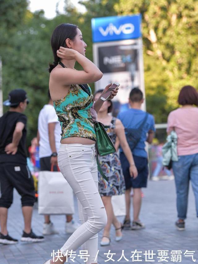 【吊带装】美女吊带装出街略显粉彩,紧身裤秀出完美身形!