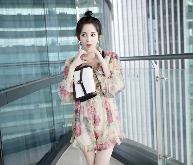 古力娜扎秀美腿，姿势魅惑让人想入非非，头发后梳，脖子却惨了