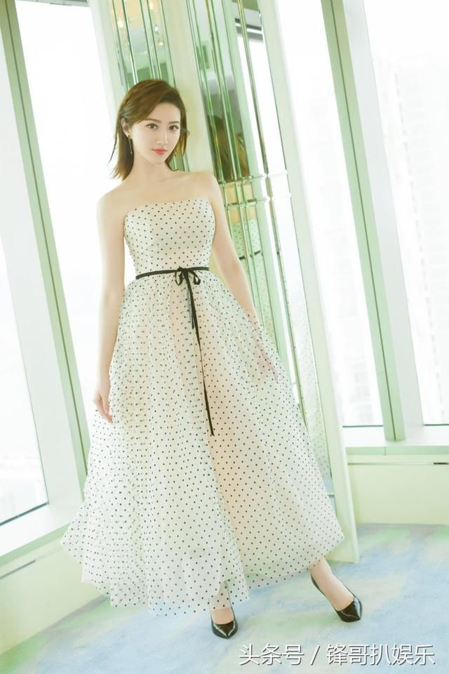 真服了景甜，硬是在抹胸裙里塞了2件衣服，穿着不觉得紧么？