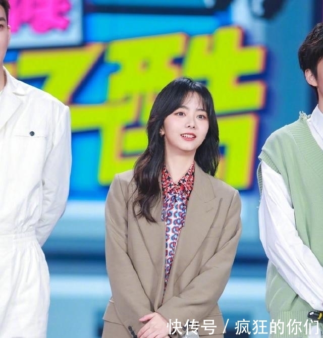 『快本』谢娜上春晚后变大牌,《快本》游戏环节现冷漠脸,与谭松韵差别大