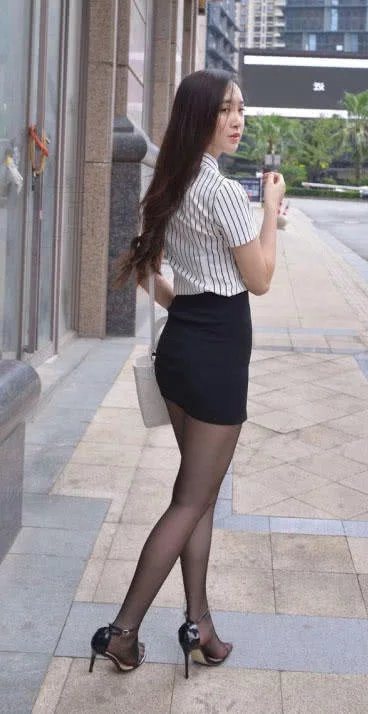 小姐姐白色条纹上衣很是清纯,雪白光滑大长腿线路的娇嫩玉润