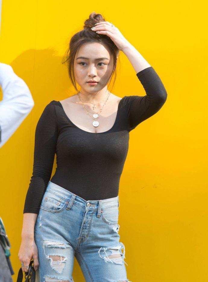 路人街拍，牛仔裤美女又高又瘦，散发着时尚的魅力！