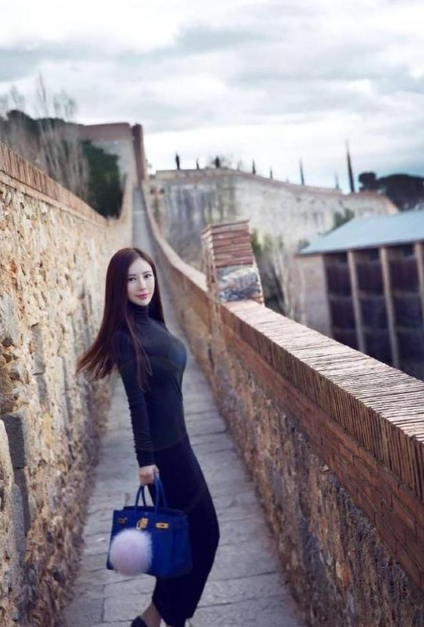 街拍：女子紧身裤VS紧身包臀裙，哪个小姐姐更好看?