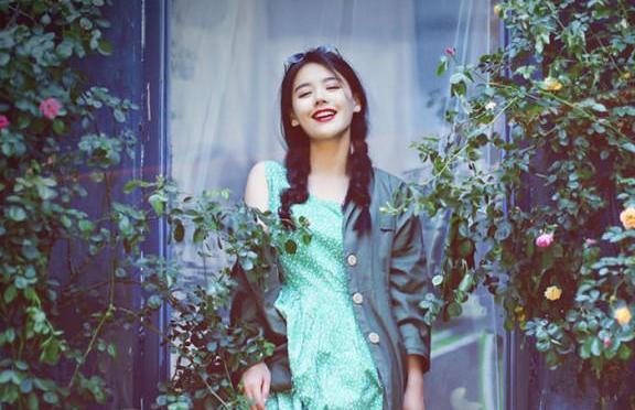 马思纯胖到不敢认，超短裙秀下身被无情吐槽：赶上沈月和刘亦菲了