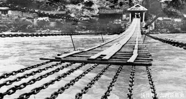 「铁链」泸定桥13根铁链重达40吨，在工业技术不发达的古代，如
