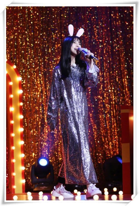 杨颖为了美真是拼，脚踩“两根针”亮相节目，敬业女人的楷模啊!