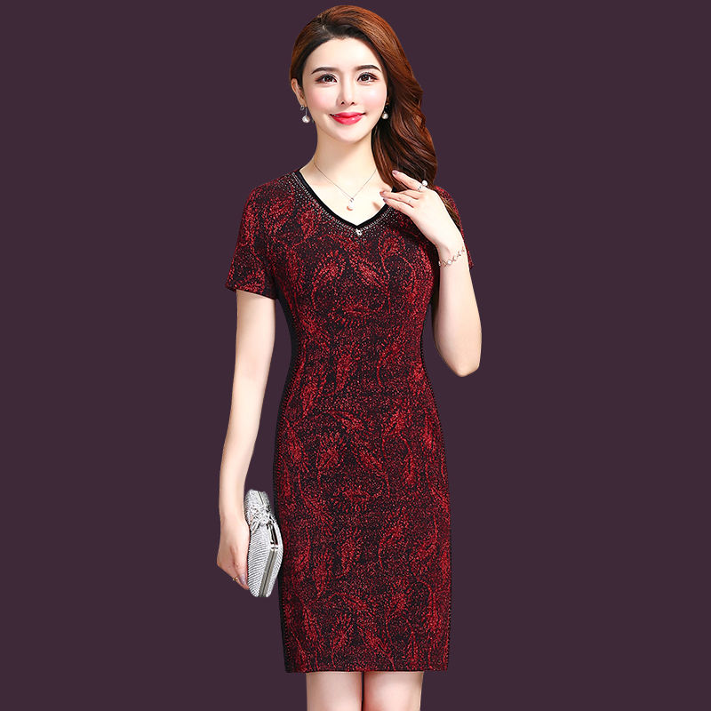 女人胆子越来越大了，短裙不穿安全裤，一点都不怕走光!确实太美