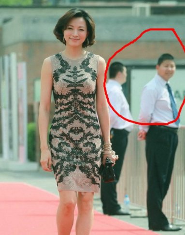 董卿近照曝光，手撩头发女人味十足网友:保安眼睛就没离开过她!