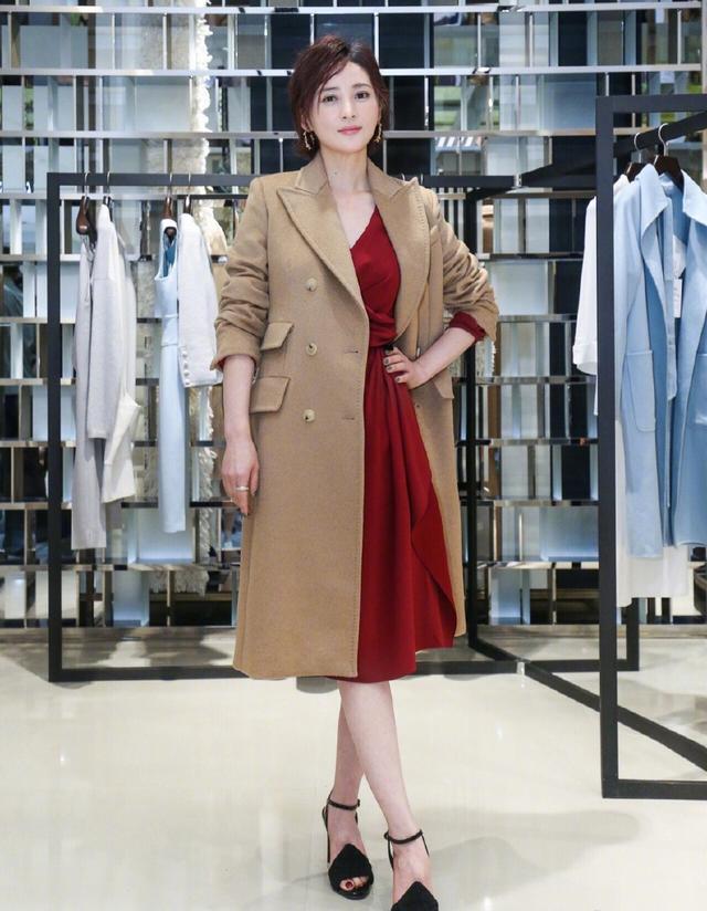 蒋勤勤身穿西服外套+连体裤，气质出众不显老，网友：她有43岁吗