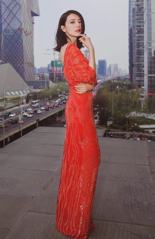高圆圆一袭红色露背长裙性感妖娆，美极了，这才是真正女王气场