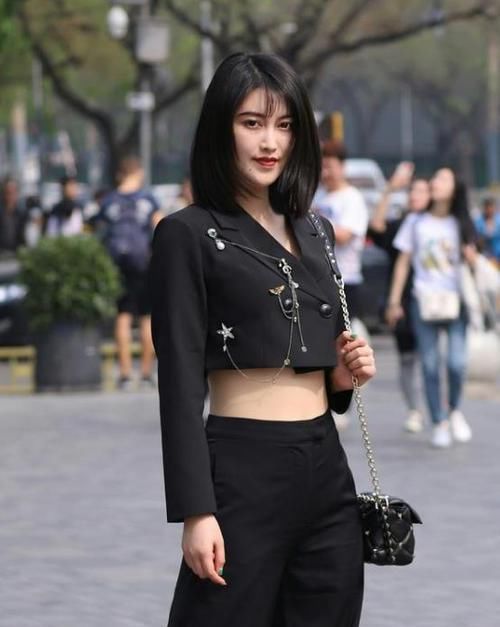  『短袖』美女时尚街拍：优雅闲适的美女，一件紫色短袖配牛仔短裤，时尚唯美气质