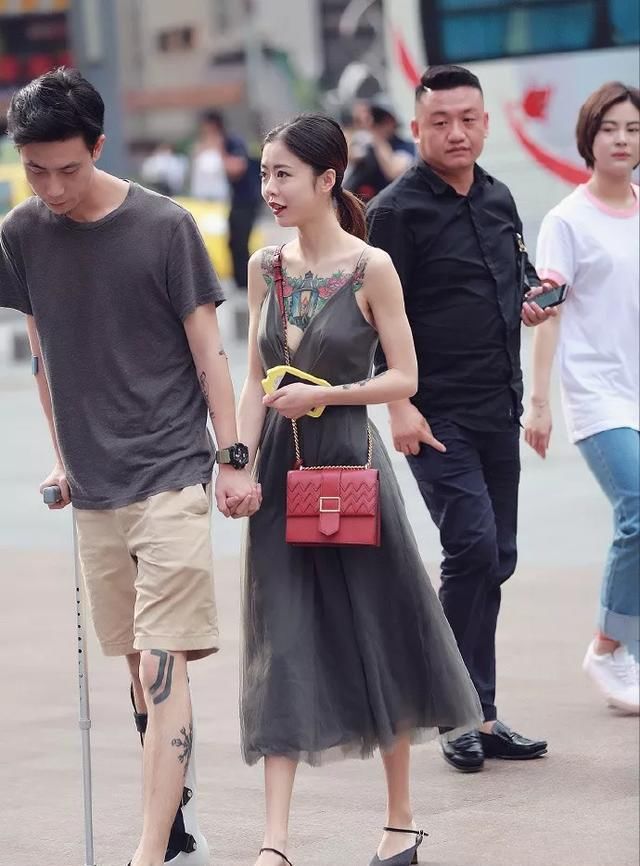  [看上去更加]街拍:一字带高跟鞋,简约又时尚