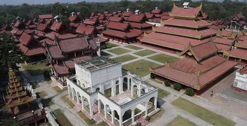 亚洲这座宫殿规模比故宫还大，仅护城河就有60米宽，就在中国隔壁