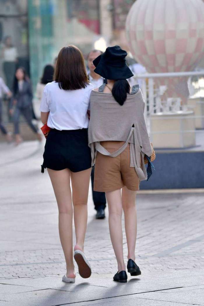 街拍: 美女白T恤搭配黑色热裤, 干净有活力