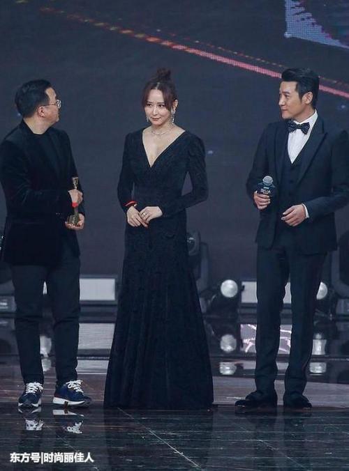 “高小琴”一袭深V裙看呆“侯局长”，网友直呼：注意你的身份啊