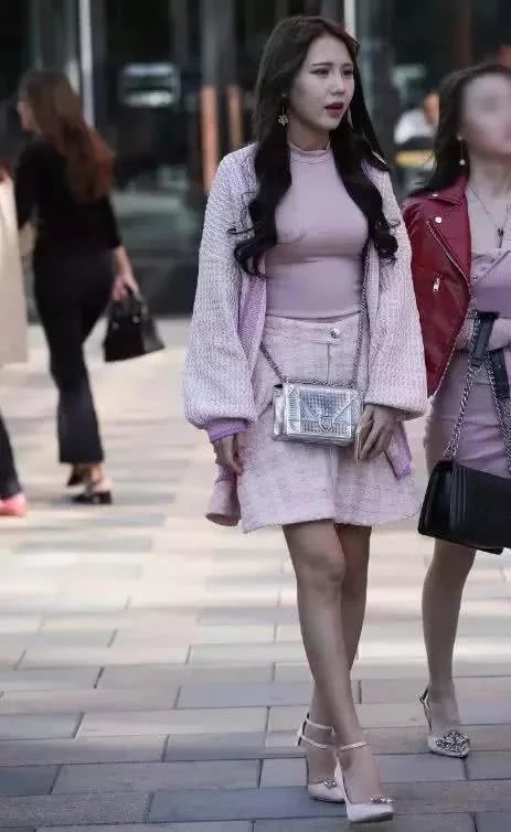 街拍：穿衣打扮很显身材的小姐姐，美丽光鲜时尚性感个性迷人！