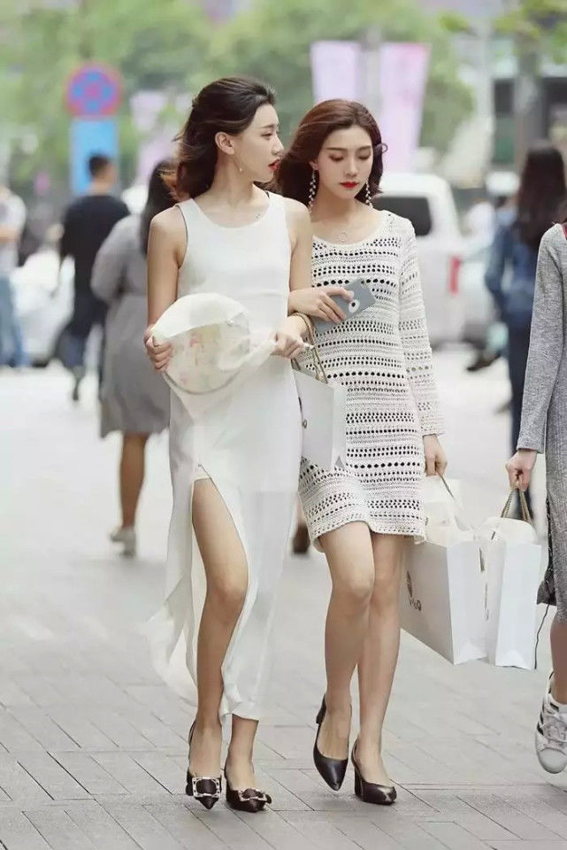  [身材]时尚美女街拍：身材高挑的美女，穿出紧致身材！