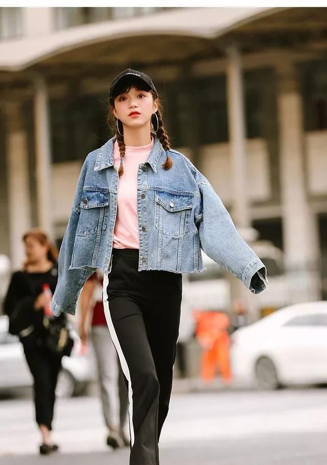 凸显@春天到了,卫衣该如何穿搭?三种穿搭法,凸显个人的时尚潮流感