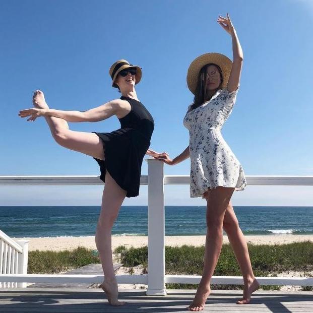 米兰达可儿和友人合影身材完美, 赤脚突显大长腿, 奚梦瑶178米高9