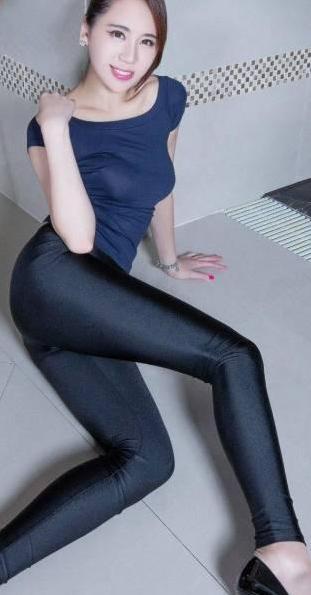 气质女人出门， 紧身裤显年轻又有魅力,，让女人更性感撩人